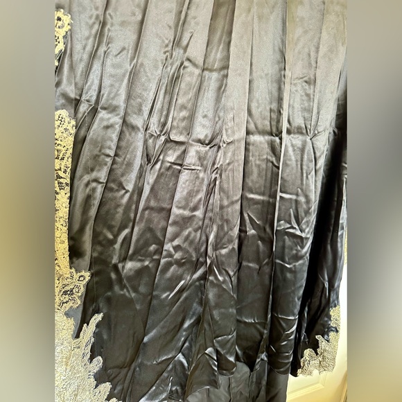 Rosamosario 100% Silk Black Silk Gold Chantilly Lace Kaftan with Train Clemira - Picture 7 of 17